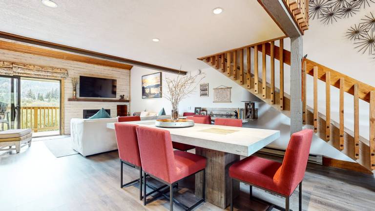 Condo with BBQ, sauna & hot tub | Mountain view — photo 2