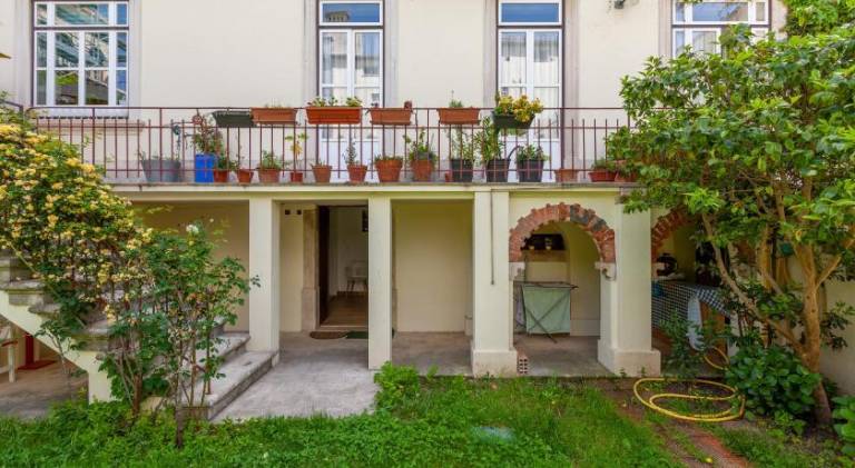 Holiday apartment with yard, patio & barbecue | Close to Monastery of Santa Cruz | Perfect for remote work | Dogs allowed — photo 5