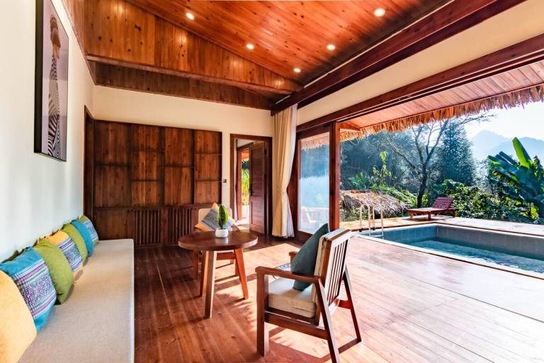 Vacation home with garden, pool & jacuzzi — photo 2