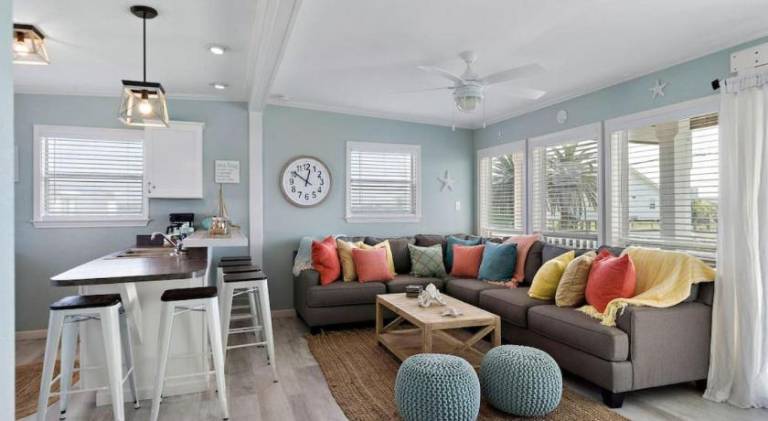 Coastal bungalow with huge yard, comfy deck and close to beach — photo 3