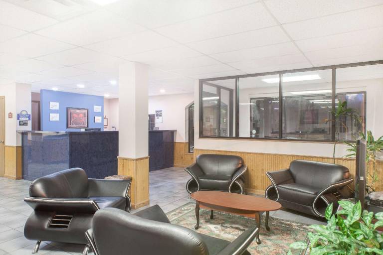 Days Inn by Wyndham Fayetteville — photo 3