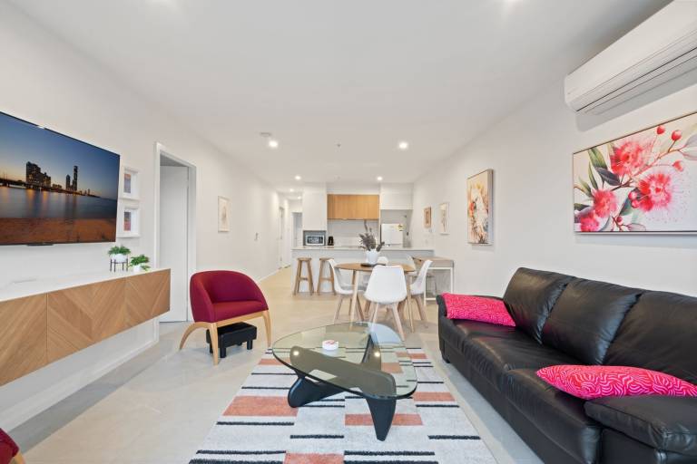Stylish 2 Bed Townhouse with Balcony
