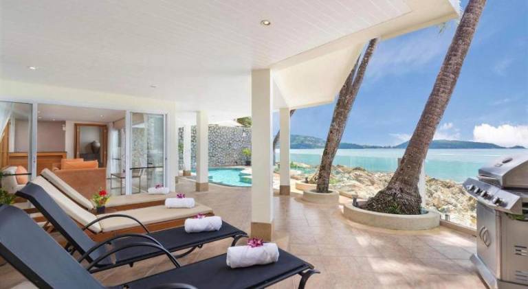 Villa with pool — photo 4