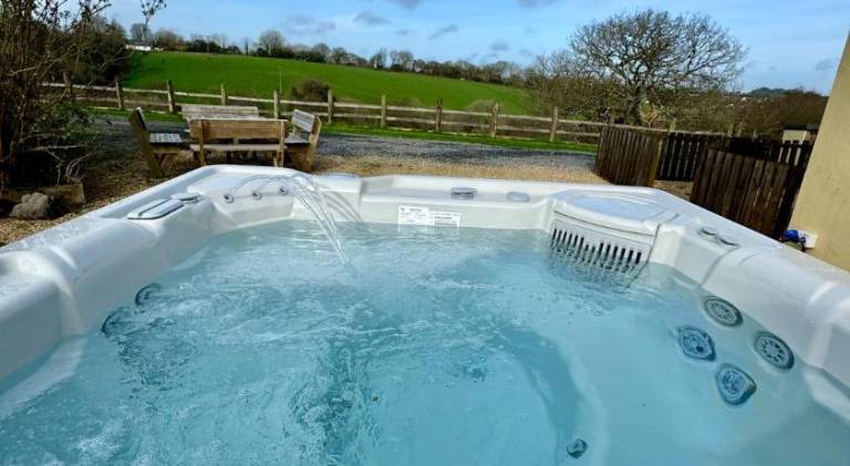 House with hot tub — photo 5