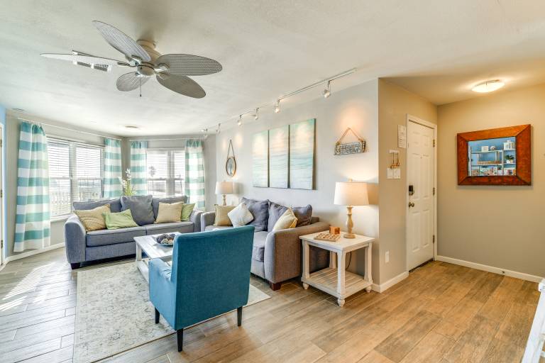 Balcony, Pool & Beach Access: Port Aransas Condo! — photo 4
