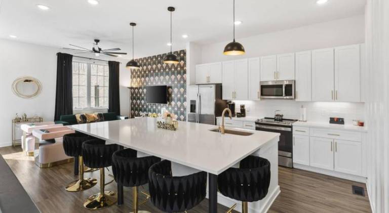 Fully equipped charming vacation home with patio | Pets are welcome in Nashville, TN