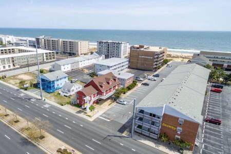 Modern 3-BR Ocean Block Apt Walk to the Beach — photo 5