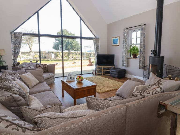 Cottage with jacuzzi & yard — photo 3
