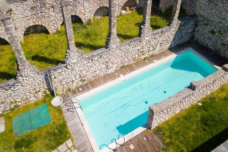 Lemon House With Shared Pool
