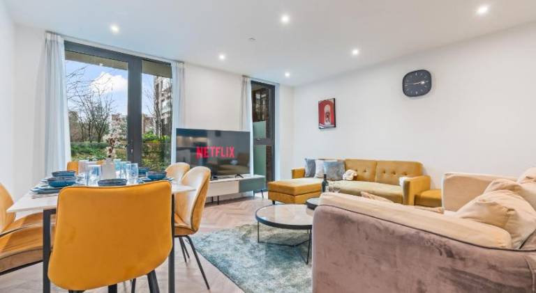 Luxury 2BR Apartment in Tower Hill with Air Condition — photo 3