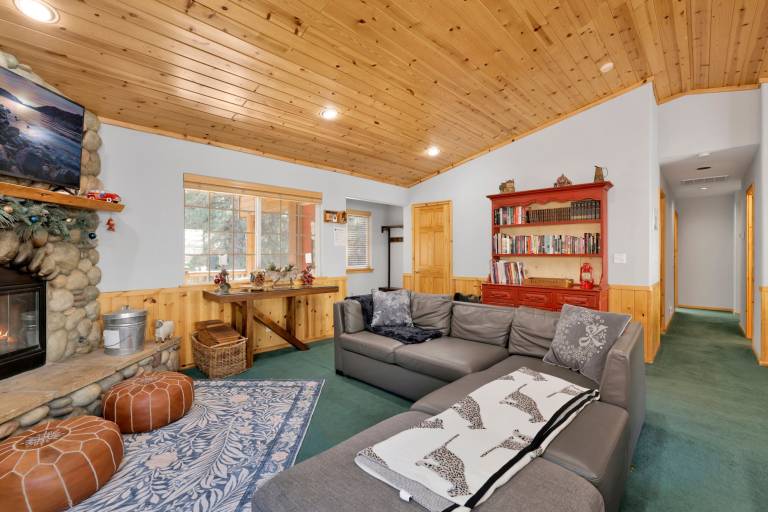 Family-friendly lovely cabin with jacuzzi & grill | Lake view | Pets are welcome — photo 4