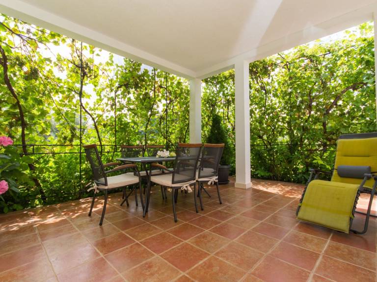 Pleasant apartment with garden, barbeque & terrace | Pets allowed in Seget