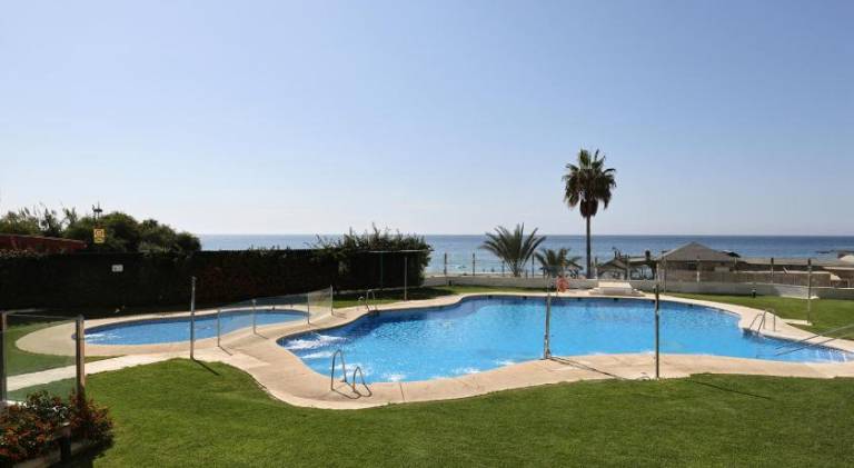 Apartment with pool — photo 3