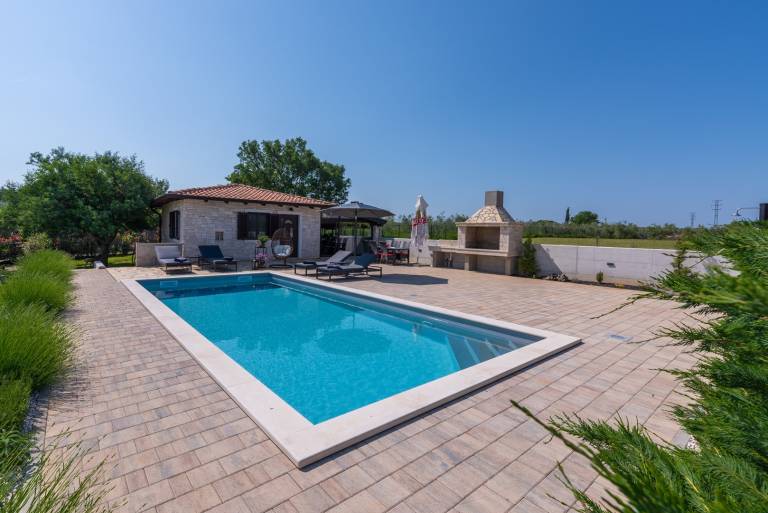 Villa with private pool, yard & barbecue — photo 2
