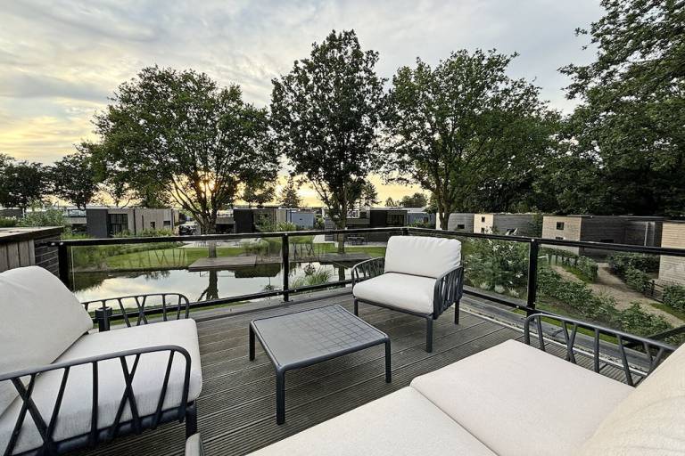 Vacation home with patio & garden in Hulshorst