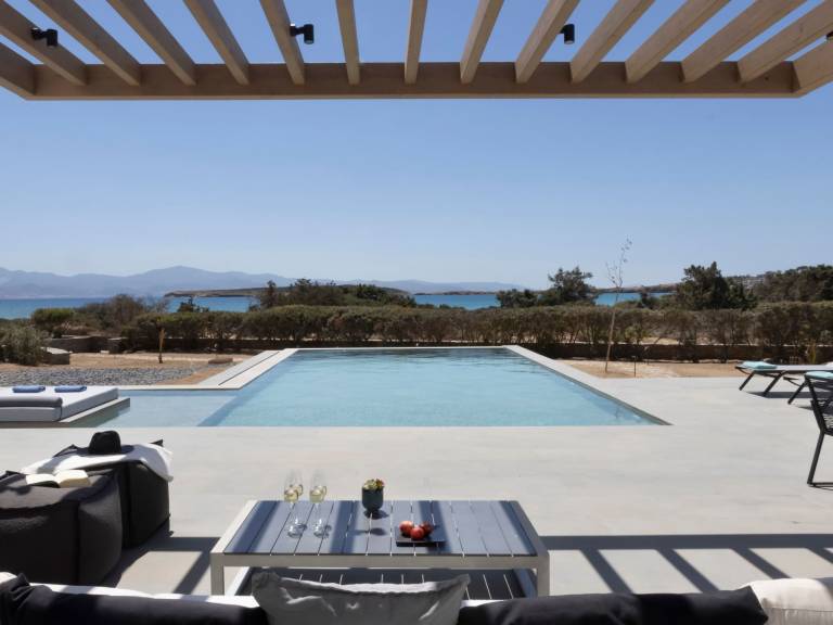 Fully equipped big house with terrace, garden & private pool | Next to the beach | Pets allowed in Paro