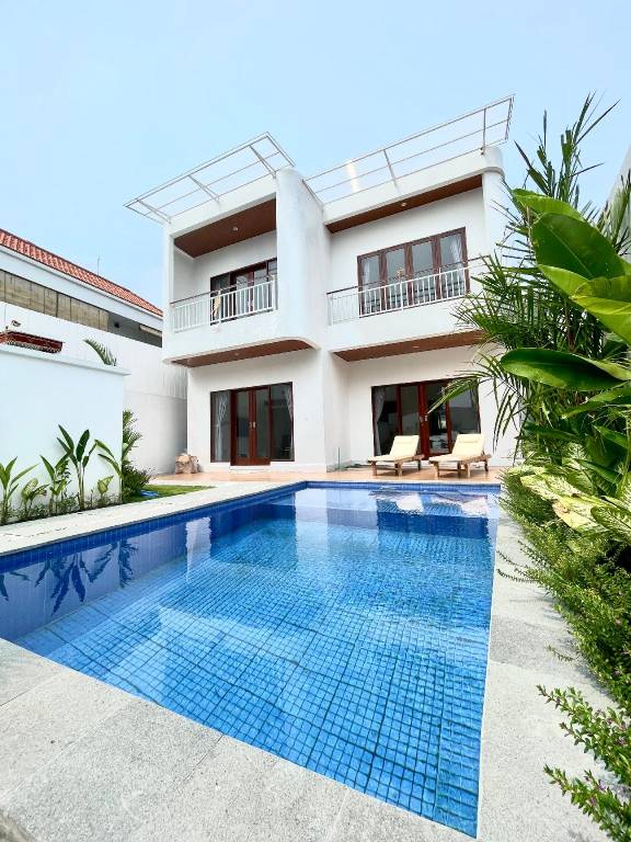 Villa with patio, yard & pool in Canggu