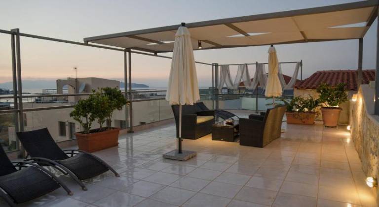 Serviced apartment with patio, pool & yard | Close to the beach | Pet-friendly — photo 4