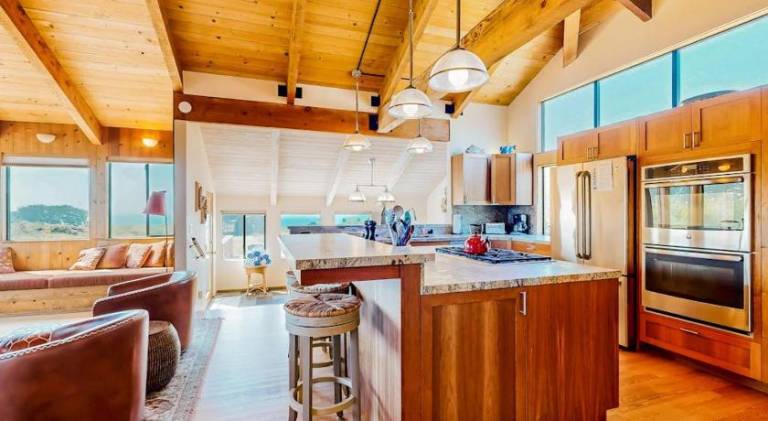 Pleasant vacation home with pool & hot tub | Next to the beach | Pets allowed — photo 4