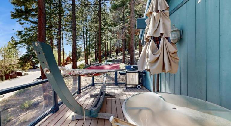 Vacation home with hot tub — photo 5
