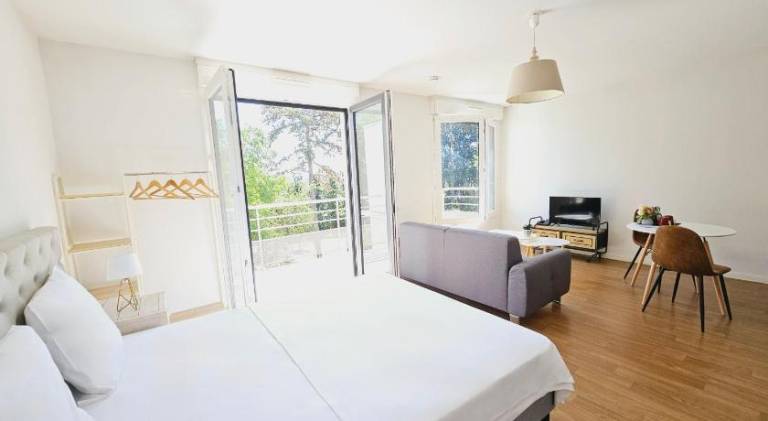 Pleasant serviced apartment with yard | Pets allowed — photo 2