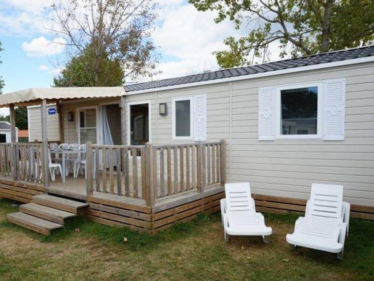 Family-oriented mobile home with patio & heated pool | Pets allowed — photo 4