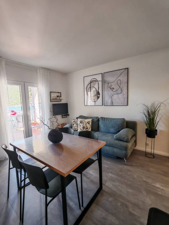 One bedroom apartment near beach Cove Pokrivenik, Hvar (A-18955-b) — photo 5
