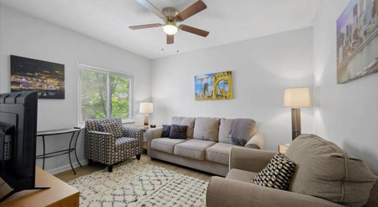 Apartment with 2 rooms for 6 persons in Pittsburgh, PA