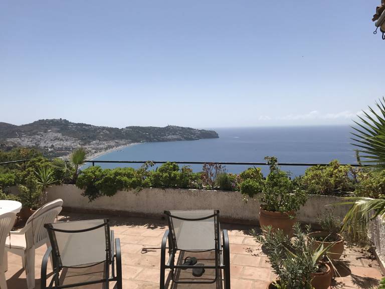 Vacation home with terrace, garden & barbecue — photo 4