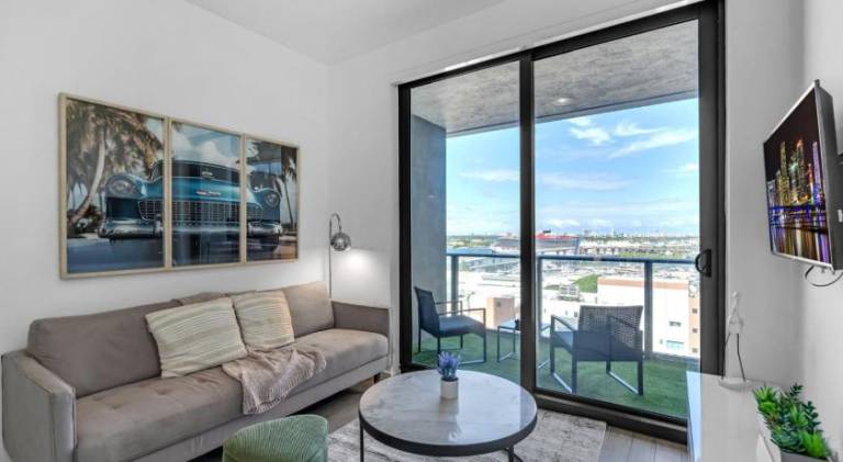 Beautiful rental apartment with jacuzzi & pool | Close to Bayside Marketplace | Perfect for remote work | Pet-friendly in Miami, FL