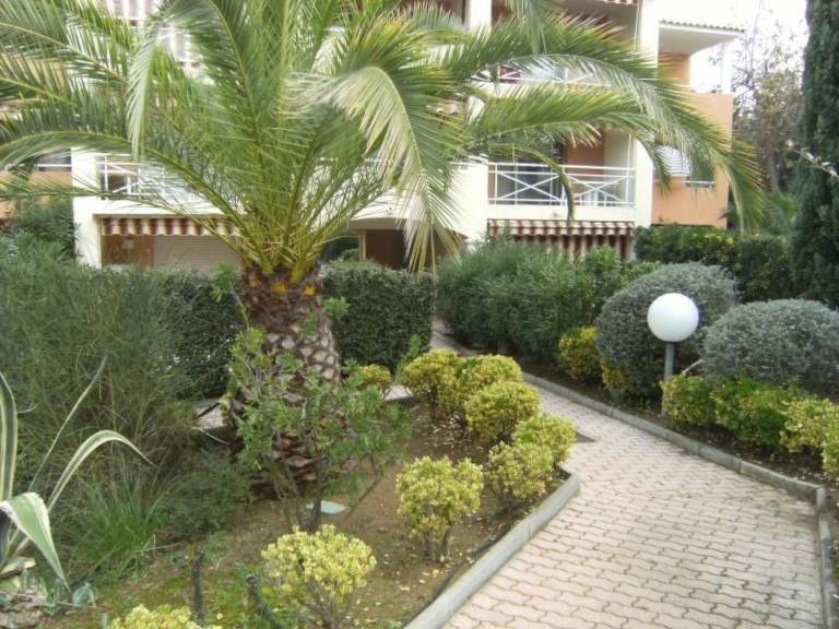 Rental apartment with barbecue, yard & terrace — photo 5