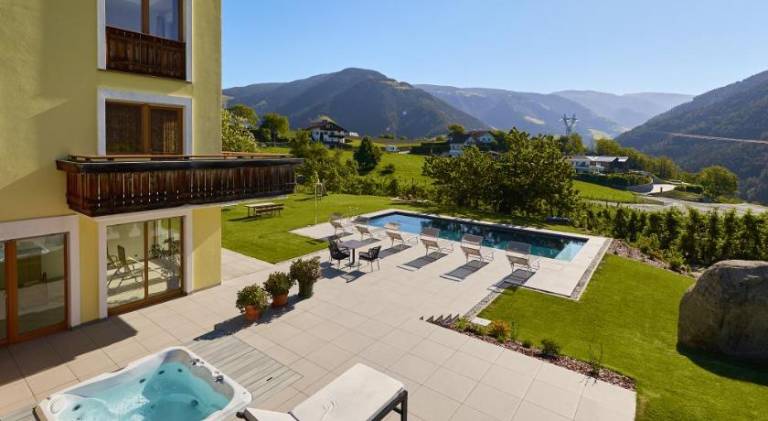 Charming serviced apartment with pool, patio & hot tub | Dogs allowed — photo 3