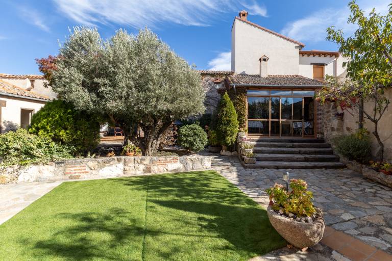 House with yard, BBQ & patio | Garden view in León