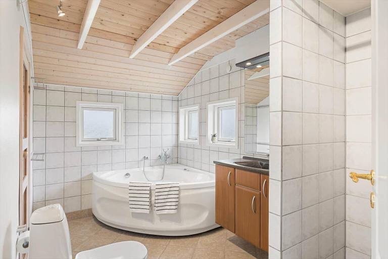 Vacation home with patio, barbecue & hot tub — photo 4