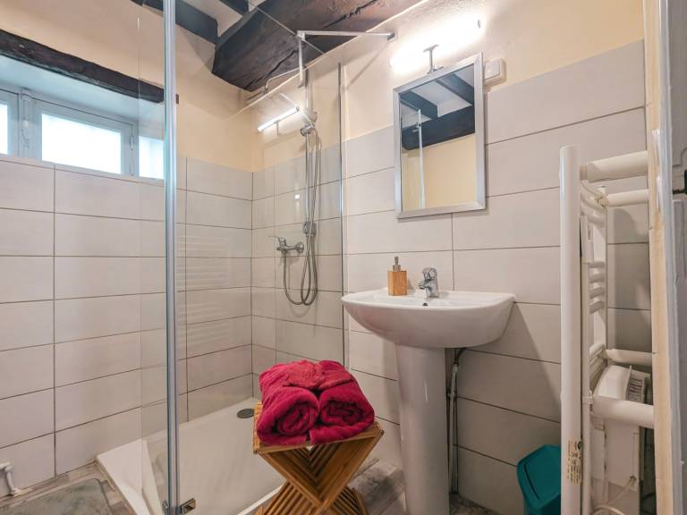 "Charming Lakeside Ground-Floor Cottage in Berry with Inclusive Amenities & Private Parking" — photo 5