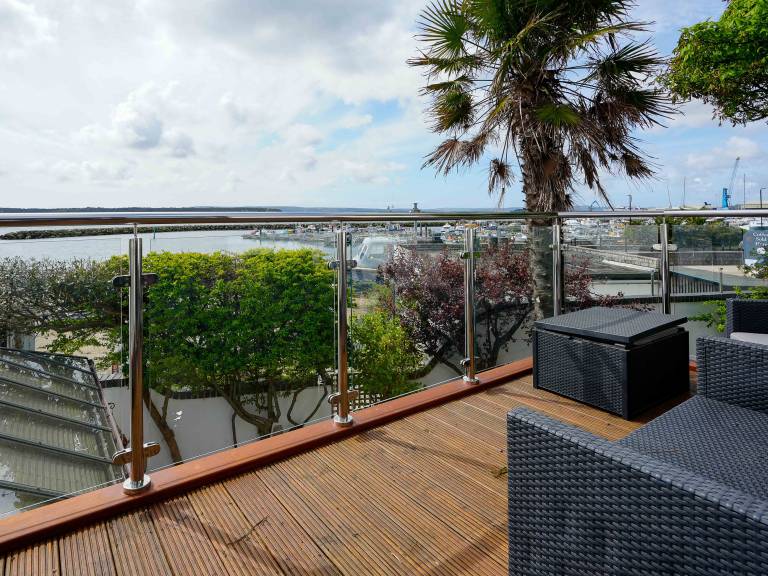 Cottage with yard & barbeque | Sea view in Poole