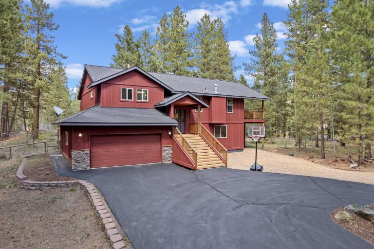 164 Jillian - Private, Peaceful Near Deschutes River, Hot Tub, Fenced Yard, Ping Pong, & Foosball — photo 2