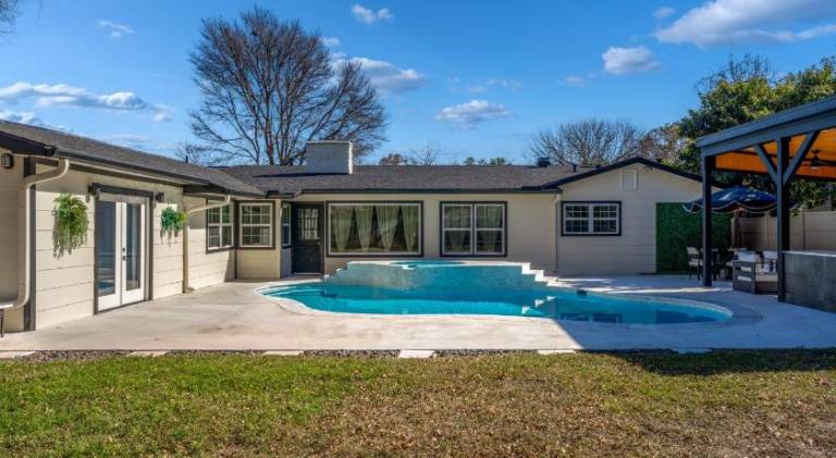 Relaxed Luxury Pet Friendly Home with Pool and Backyard Lounge in San Antonio, TX — photo 5