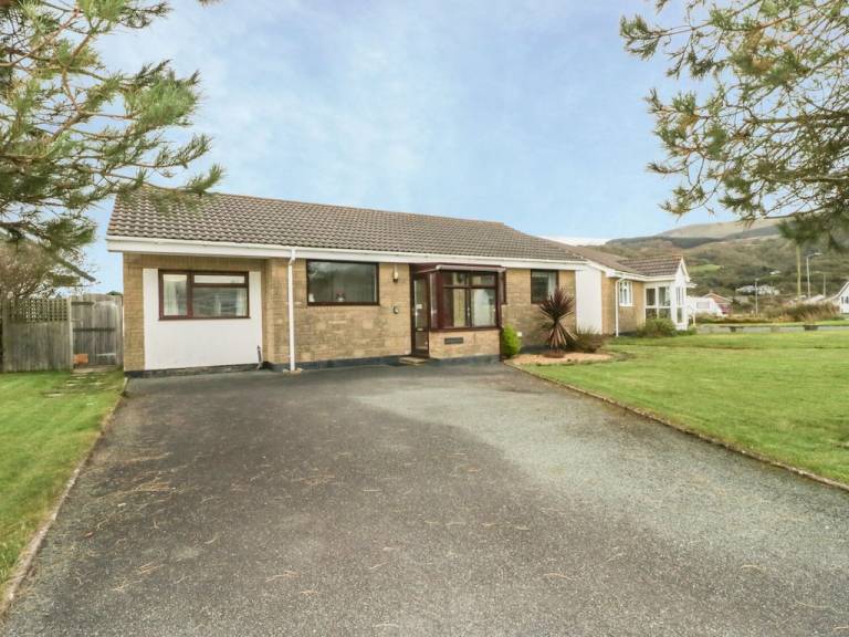 House  Fairbourne