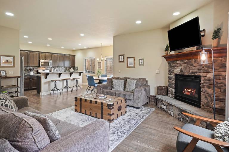 Geary Getaway - Central Location, Private Hot Tub, Fenced Yard, AC — photo 3