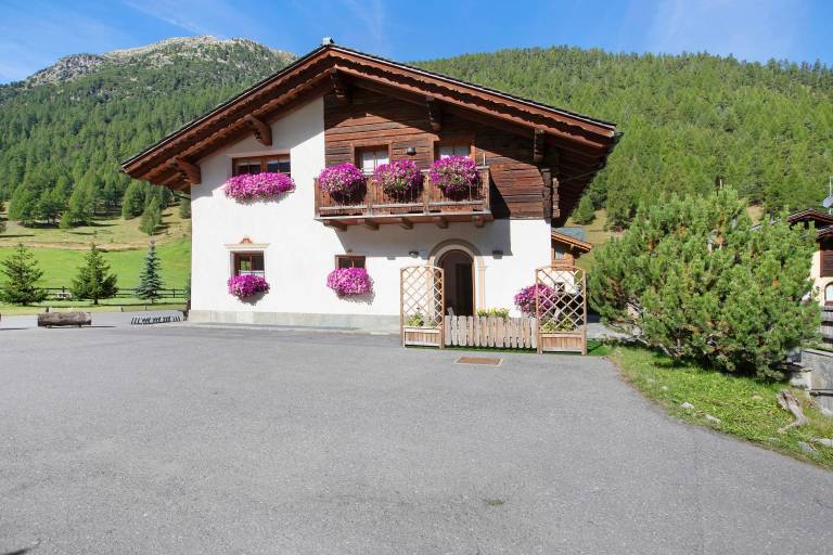 Apartment 'Stella Alpina Camping Stella Alpina' with Mountain View, Shared Garden and Wi-Fi in Livigno