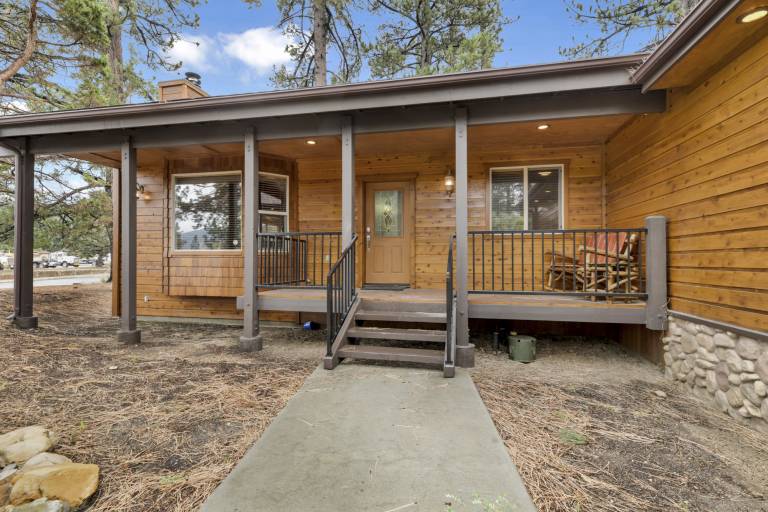 "Can't Bear to Leave" 3BR/2BA: Single-Level Luxury, Jetted Spa & Garage Access — photo 2