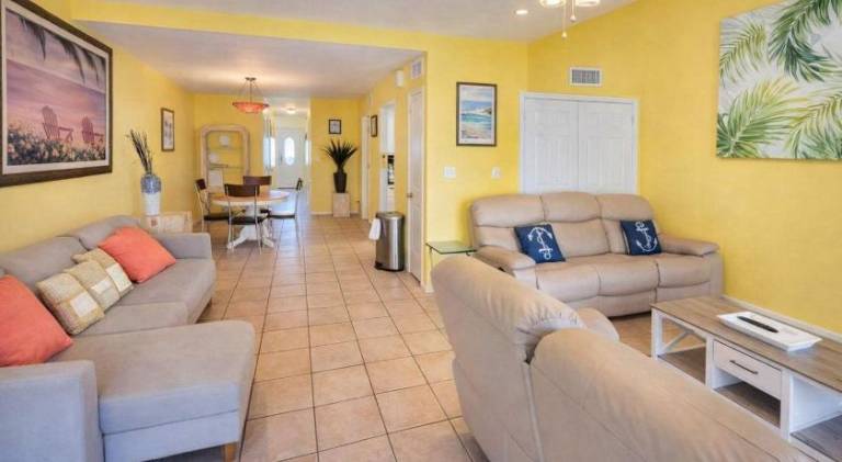 Vacation home with pool — photo 2