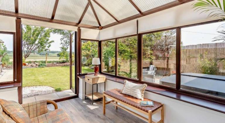 House with hot tub — photo 4