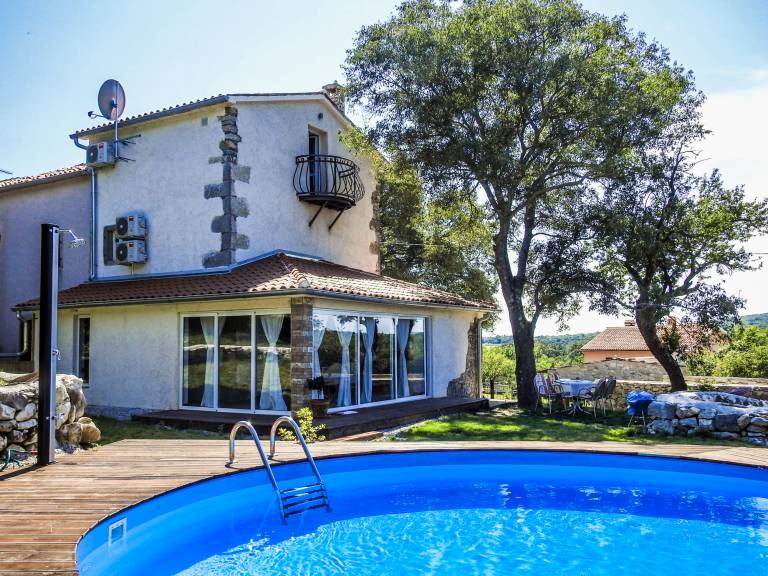 Villa with patio & pool | Pets allowed — photo 2