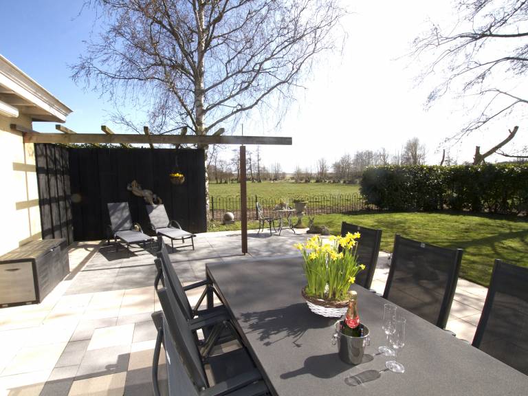 Holiday apartment with garden, patio & BBQ — photo 2