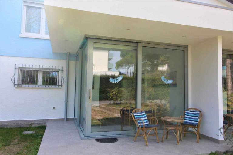 Rental apartment with patio & yard — photo 3
