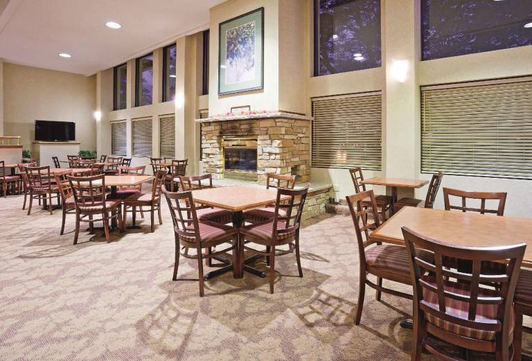 La Quinta Inn & Suites by Wyndham Appleton College Avenue — photo 5