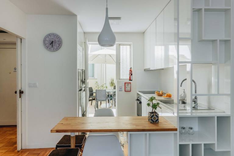 Cozy 1-Bedroom with Private Terrace in Palmela in Porto