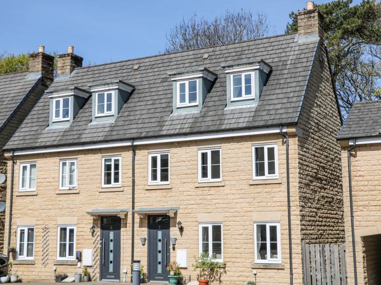 Children-friendly charming cottage with yard | Pets allowed in Buxton